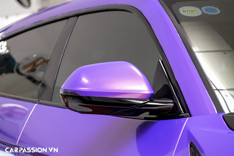 Cản sau thể thao, bộ khuếch tán gió cỡ lớn kết hợp cùng một cánh gió nhỏ bắt cố định vào cốp tạo cái nhìn năng động cho Urus. Logo “Lamborghini” bằng kim loại đặt ở vị trí trung tâm đuôi xe đầy kiêu hãnh. Xe sử dụng hệ thống ống xả với 4 chụp xả chia đều cho hai bên, tuy vậy, chủ nhân xe đã nâng cấp hệ thống ống xả đến từ thương hiệu Innotech Performance Exhaust cho chiếc Urus của mình.