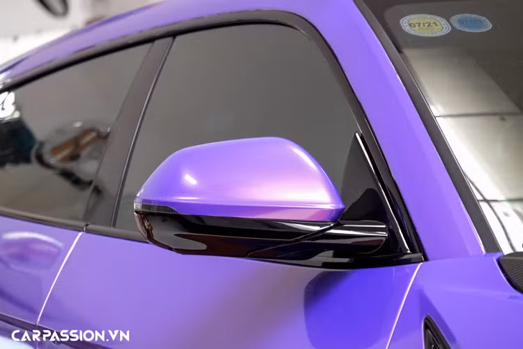 Cản sau thể thao, bộ khuếch tán gió cỡ lớn kết hợp cùng một cánh gió nhỏ bắt cố định vào cốp tạo cái nhìn năng động cho Urus. Logo “Lamborghini” bằng kim loại đặt ở vị trí trung tâm đuôi xe đầy kiêu hãnh. Xe sử dụng hệ thống ống xả với 4 chụp xả chia đều cho hai bên, tuy vậy, chủ nhân xe đã nâng cấp hệ thống ống xả đến từ thương hiệu Innotech Performance Exhaust cho chiếc Urus của mình.