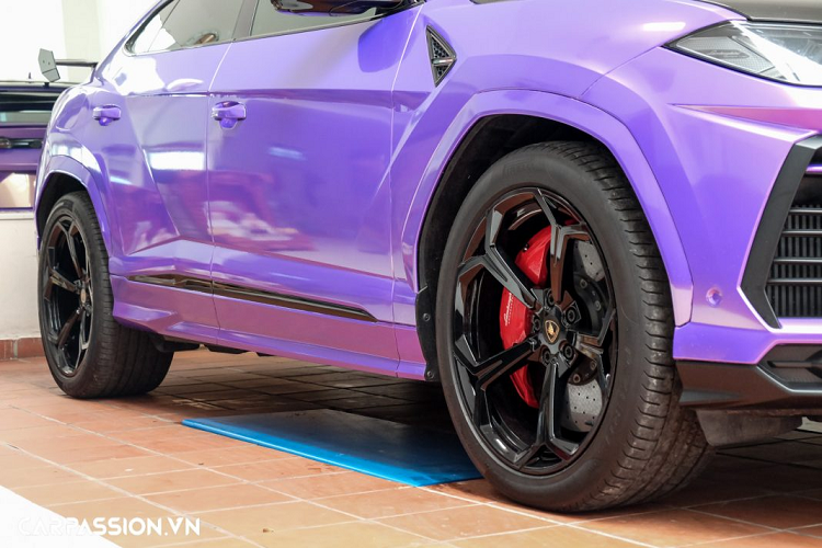 Lamborghini Urus sử dụng động cơ V8 tăng áp kép có dung tích 4.0 lít đặt ở phía trước, có khả năng sản sinh công suất tối đa 650 mã lực và mô men xoắn cực đại đạt mức 850 Nm. Toàn bộ sức mạnh được truyền đến các bánh xe thông qua hộp số 8 cấp, giúp xe tăng tốc từ 0-100 km/h trong vòng 3,6 giây và có tốc độ tối đa là 305 km/h.