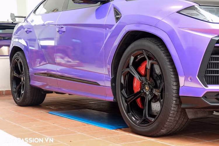 Lamborghini Urus sử dụng động cơ V8 tăng áp kép có dung tích 4.0 lít đặt ở phía trước, có khả năng sản sinh công suất tối đa 650 mã lực và mô men xoắn cực đại đạt mức 850 Nm. Toàn bộ sức mạnh được truyền đến các bánh xe thông qua hộp số 8 cấp, giúp xe tăng tốc từ 0-100 km/h trong vòng 3,6 giây và có tốc độ tối đa là 305 km/h.