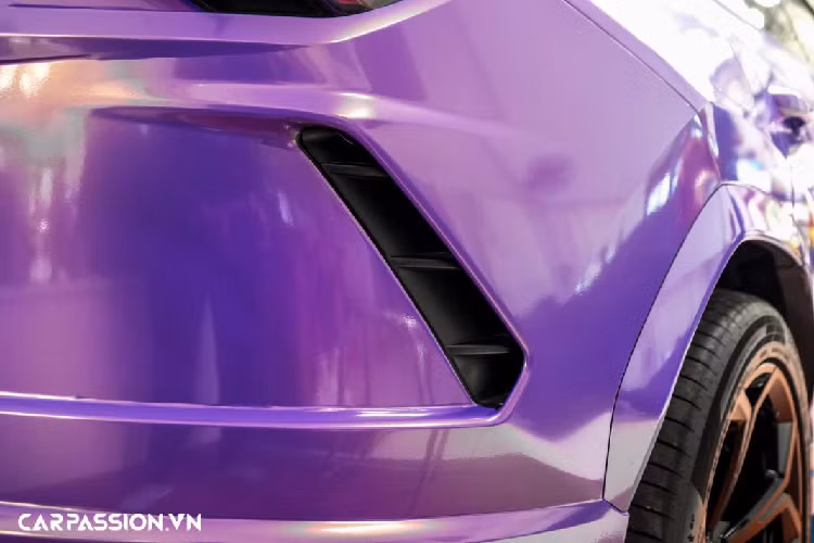 Ẩn phía sau bộ mâm là cùm phanh Lamborghini sơn đỏ nổi bật kết hợp với đĩa phanh carbon ceramic có khả năng chịu nhiệt tốt. Hiện nay, Lamborghini Urus đang nắm giữ kỉ lục về mẫu xe thương mại được trang bị đĩa phanh có đường kính lớn nhất thế giới.