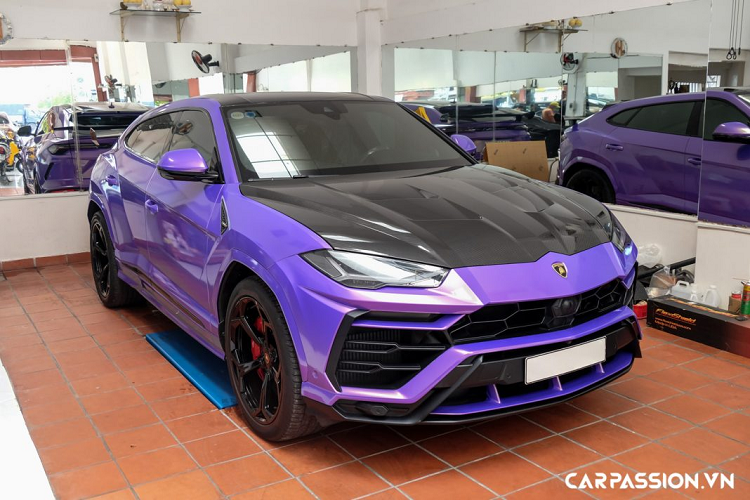 Tại thị trường Việt Nam, giá xe Lamborghini Urus nhập khẩu chính hãng khoảng hơn 20 tỷ đồng, xe sở hữu những màu sơn ngoại thất như trắng Bianco Monocerus, xám Grigio Lynx, xanh Blu Eleos, đen Nero Noctis và lớp sơn được ưa chuộng nhất vàng Giallo Auge. Với việc khoác lên chiếc Urus lớp decal màu tím khá lạ mắt, chủ nhân xe không chỉ tạo nên sự khác biệt với những chiếc Urus khác tại Việt Nam mà còn khẳng định dấu ấn cá nhân lên bản độ đắt giá này.