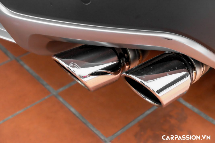 Ngoài ra, hãng xe Ý còn bổ sung thêm 3 chế độ lái off-road cho khách hàng bao gồm NEVE giúp lái xe an toàn và thư thái ngay trên những đoạn đường trơn trượt, TERRA là chế độ được thiết kế dành cho những chủ nhân muốn trải nghiệm Urus trên cung đường off-road gồ ghề và cuối cùng là SABBIA – chế độ tối ưu khi chạy trên đường cát. Bên cạnh đó, Lamborghini còn trang bị cho Urus chế độ EGO cho phép người lái điều chỉnh các chức năng vận hành như vô-lăng, độ nhạy chân ga, hệ thống treo và ma sát của xe phù hợp với phong cách lái và nhu cầu của cá nhân.