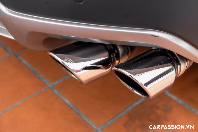 Ngoài ra, hãng xe Ý còn bổ sung thêm 3 chế độ lái off-road cho khách hàng bao gồm NEVE giúp lái xe an toàn và thư thái ngay trên những đoạn đường trơn trượt, TERRA là chế độ được thiết kế dành cho những chủ nhân muốn trải nghiệm Urus trên cung đường off-road gồ ghề và cuối cùng là SABBIA – chế độ tối ưu khi chạy trên đường cát. Bên cạnh đó, Lamborghini còn trang bị cho Urus chế độ EGO cho phép người lái điều chỉnh các chức năng vận hành như vô-lăng, độ nhạy chân ga, hệ thống treo và ma sát của xe phù hợp với phong cách lái và nhu cầu của cá nhân.