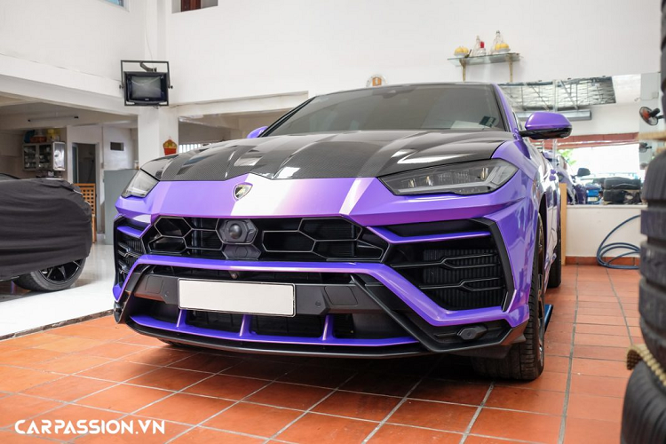 Nguyên bản chiếc Lamborghini Urus chính hãng này sở hữu lớp sơn trắng Bianco Monocerus khá tinh tế, xe từng được chủ nhân thay đổi ngoại thất sang tông màu trắng sữa cách đây chưa lâu. Tuy nhiên, mới đây nhất, mẫu siêu SUV này đã được “lột xác” với gam màu tím đầy cá tính. Trong quá khứ, đây chính là chiếc Urus đầu tiên cập bến thị trường Việt Nam dưới dạng nhập khẩu chính hãng.
