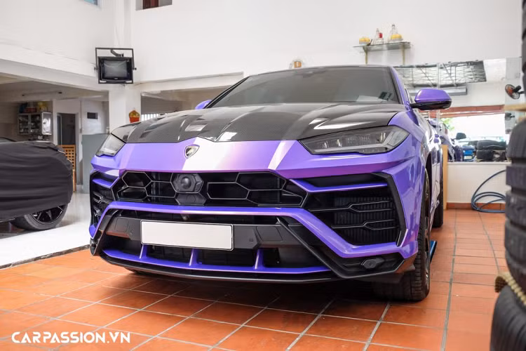 Nguyên bản chiếc Lamborghini Urus chính hãng này sở hữu lớp sơn trắng Bianco Monocerus khá tinh tế, xe từng được chủ nhân thay đổi ngoại thất sang tông màu trắng sữa cách đây chưa lâu. Tuy nhiên, mới đây nhất, mẫu siêu SUV này đã được “lột xác” với gam màu tím đầy cá tính. Trong quá khứ, đây chính là chiếc Urus đầu tiên cập bến thị trường Việt Nam dưới dạng nhập khẩu chính hãng.
