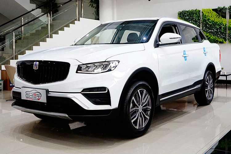 Kích thước cụ thể của xe là dài 4.905 mm, rộng 1.831 mm, cao 1.713 mm và trục cơ sở dài 2.670 mm. Trong khi đó, kích thước thùng xe là dài 1.125 mm, rộng 1.230 mm và cao 460 mm, không được rộng lớn cho lắm. Nhà sản xuất cho biết tải trọng của xe là 540 kg. Như vậy nếu có 4 người ngồi trên xe, và mỗi người nặng trung bình 70 kg, thế thì tải trọng còn lại cho thùng xe chỉ là 260 kg mà thôi.