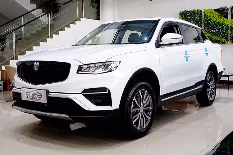 Kích thước cụ thể của xe là dài 4.905 mm, rộng 1.831 mm, cao 1.713 mm và trục cơ sở dài 2.670 mm. Trong khi đó, kích thước thùng xe là dài 1.125 mm, rộng 1.230 mm và cao 460 mm, không được rộng lớn cho lắm. Nhà sản xuất cho biết tải trọng của xe là 540 kg. Như vậy nếu có 4 người ngồi trên xe, và mỗi người nặng trung bình 70 kg, thế thì tải trọng còn lại cho thùng xe chỉ là 260 kg mà thôi.