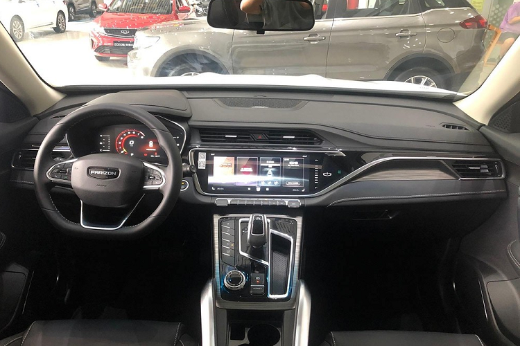 Không chỉ có vậy, những tấm ốp thân vỏ giữa vị trí cột C và thùng xe trông cũng rất kỳ cục. Phần sàn thùng xe được cho biết là làm bằng chất liệu giả gỗ, đồng thời có một tấm che kín điều khiển bằng tay. Farizon FX có trang bị cùng động cơ tăng áp dung tích 1.8 lít sản sinh 184 mã lực giống như ở Boyue Pro, và có tốc độ tối đa là 150 km/h.