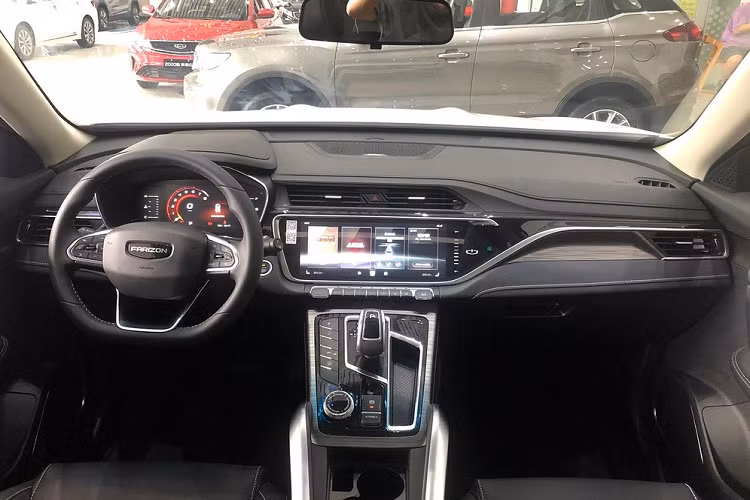 Không chỉ có vậy, những tấm ốp thân vỏ giữa vị trí cột C và thùng xe trông cũng rất kỳ cục. Phần sàn thùng xe được cho biết là làm bằng chất liệu giả gỗ, đồng thời có một tấm che kín điều khiển bằng tay. Farizon FX có trang bị cùng động cơ tăng áp dung tích 1.8 lít sản sinh 184 mã lực giống như ở Boyue Pro, và có tốc độ tối đa là 150 km/h.