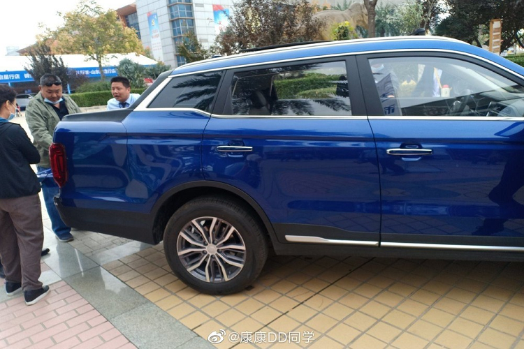 Farizon là một thương hiệu con thuộc Geely, một trong những tập đoàn xe lớn nhất Trung Quốc hiện tại. Farizon trước đây chủ yếu sản xuất xe phục vụ mục đích thương mại, nhưng giờ đây muốn bước sang phân khúc xe đi đường phố đại chúng.