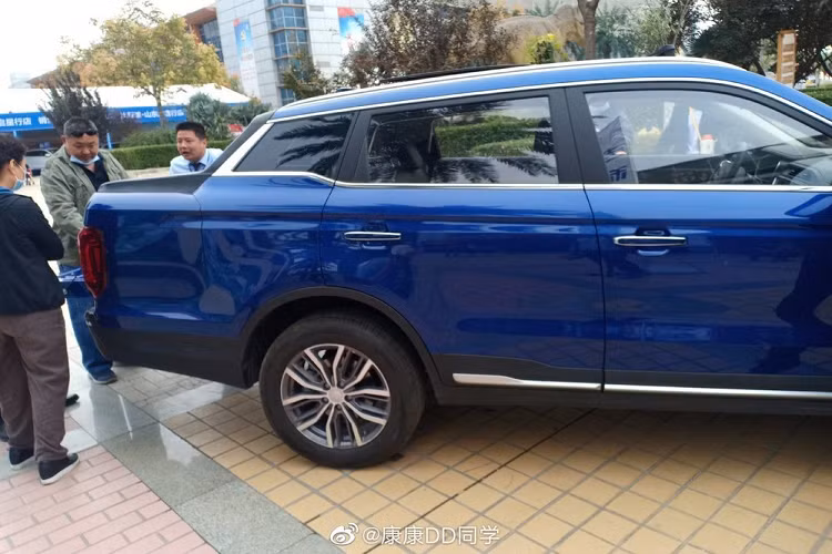 Farizon là một thương hiệu con thuộc Geely, một trong những tập đoàn xe lớn nhất Trung Quốc hiện tại. Farizon trước đây chủ yếu sản xuất xe phục vụ mục đích thương mại, nhưng giờ đây muốn bước sang phân khúc xe đi đường phố đại chúng.