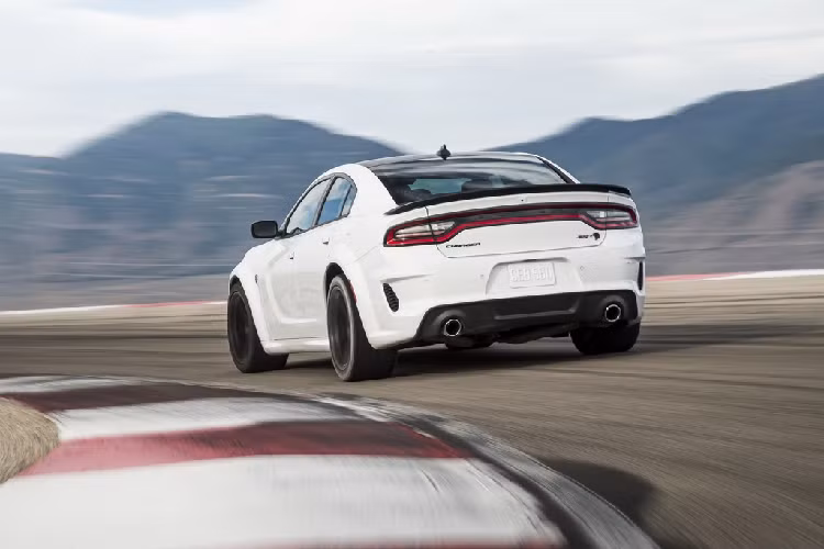 Một tính năng mới khác có mặt trên chiếc Charger SRT Hellcat Redeye là Race Cooldown. Hệ thống này cho phép động cơ vận hành ở nhiệt độ tối ưu nhất thông qua việc kích hoạt quạt gió cũng như bơm dung dịch làm mát liên tục vận hành. Ngoài ra, người lái cũng có thể theo dõi nhiệt độ nước làm mát thông qua hệ thống thông tin giải trí thời gian thực trên xe.