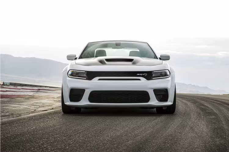 Phần đầu Dodge Charger SRT Hellcat Redeye 2021 cũng được tinh chỉnh lại nhiều chi tiết khác nhau. Lưới tản nhiệt của phiên bản Redeye bị loại bỏ đi 2 khe hút gió nhỏ và thay thế bằng khe hút gió kéo dài theo chiều ngang thân xe. Nắp capo cũng được thiết kế với các khe gió lớn hơn giúp tối ưu luồng không khí vào làm mát động cơ. Cản trước của xe cũng được tinh chỉnh lại với các hốc gió kích thước lớn.