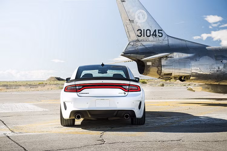 Ngoài những tính năng thường gặp như kiểm soát đề pa Launch Assist và Launch Control, Dodge mang đến chiếc Charger SRT Hellcat Redeye chức năng Line Lock. Khi được kích hoạt, hệ thống sẽ giữ phanh bánh trước, trong khi cho phép bánh sau quay tự do để khách hàng có thể thực hiện khả năng burnout. Line Lock sẽ cho phép bánh sau quay tự do với chu kỳ lên đến 200 vòng.