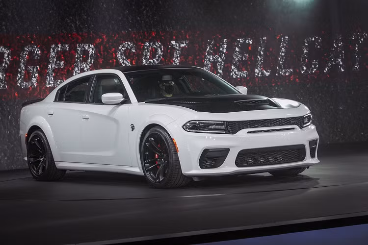 Theo hãng xe đến từ Mỹ, phiên bản Charger SRT Hellcat Redeye mới này là mẫu sedan thương mại mạnh mẽ và nhanh nhất trên thế giới. Cụ thể, xe có khả năng tăng tốc từ 0 lên 96 km/h trong khoảng 3,5 giây, trước khi đạt vận tốc tối đa 326 km/h. Khả năng chạy drag trong quãng đường 0,25 dặm khoảng 10,6 giây với tốc độ tối đa 207 km/h.