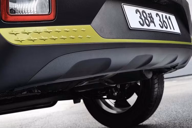 Bên trong Hyundai Venue FLUX cũng có những điểm nhấn màu xanh cốm, tạo cảm giác "tông xuyệt tông", ví dụ như núm xoay chọn chế độ lái, núm chỉnh điều hòa, nút chỉnh trên cửa gió điều hòa và chỉ khâu nội thất.