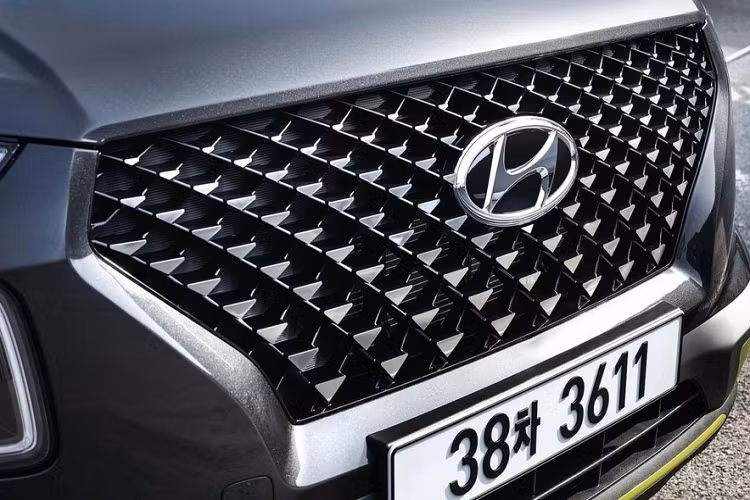 So với bản thường, Hyundai Venue FLUX 2021 mới sở hữu thiết kế ngoại thất riêng biệt như lưới tản nhiệt với mắt lưới hình tam giác mạ crôm. Thiết kế này khiến nhiều người liên tưởng đến thiết kế lưới tản nhiệt kim cương của xe sang Mercedes-Benz. Lưới tản nhiệt này có thiết kế khá thanh lịch và đương nhiên là đẹp hơn trang bị của Hyundai Venue bản thường.
