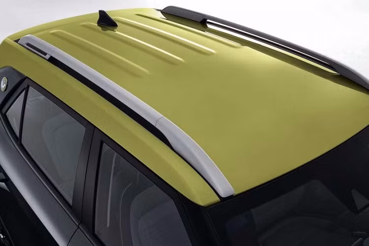 Tại thị trường Hàn Quốc, Hyundai Venue FLUX có những trang bị đáng chú ý như hệ thống đèn Composite Light đặc trưng với cụm đèn LED định vị ban ngày nằm trên đèn pha chính, màn hình thông tin giải trí 8 inch, nút bấm khởi động máy và cửa sổ chỉnh điện.