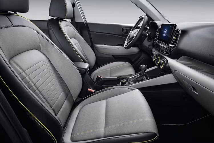 Nằm bên dưới nắp ca-pô là khối động cơ 4 xi-lanh, dung tích 1,6 lít với công suất tối đa 123 mã lực và mô-men xoắn cực đại 154 Nm. Sức mạnh được truyền tới bánh thông qua hộp số sàn hoặc CVT. Khi kết hợp với hộp số CVT, động cơ này tiêu thụ lượng xăng trung bình 13,7 km/lít (khoảng 7,3 lít/100 km). Ngoài ra, xe còn có 3 chế độ lái là Normal, Sport và Eco.