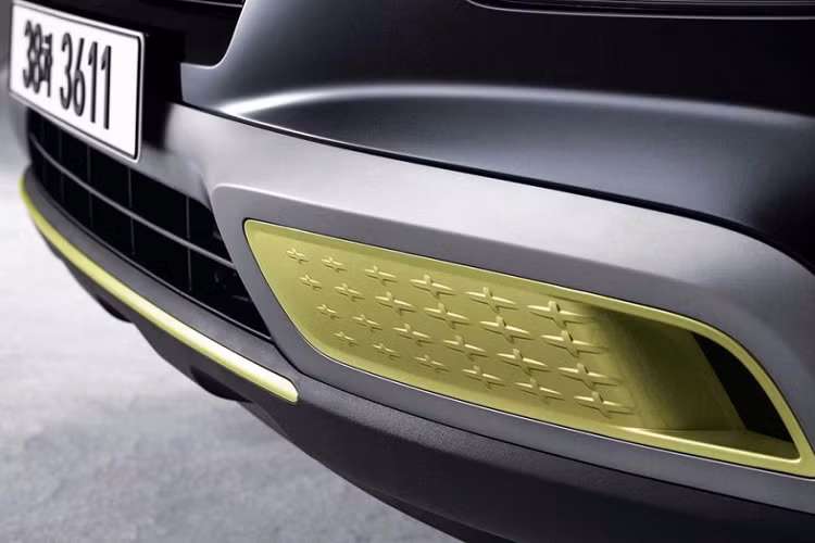 Vòng sang bên sườn, chúng ta sẽ bắt gặp logo trên cột C. Logo này được sơn màu xanh cốm tương tự một số chi tiết ngoại thất khác trên cản trước/sau, hốc bánh, cửa, vỏ gương ngoại thất và nóc. Thiết kế này mang đến ngoại hình phối 2 tông màu tương phản khá ấn tượng cho Hyundai Venue FLUX.