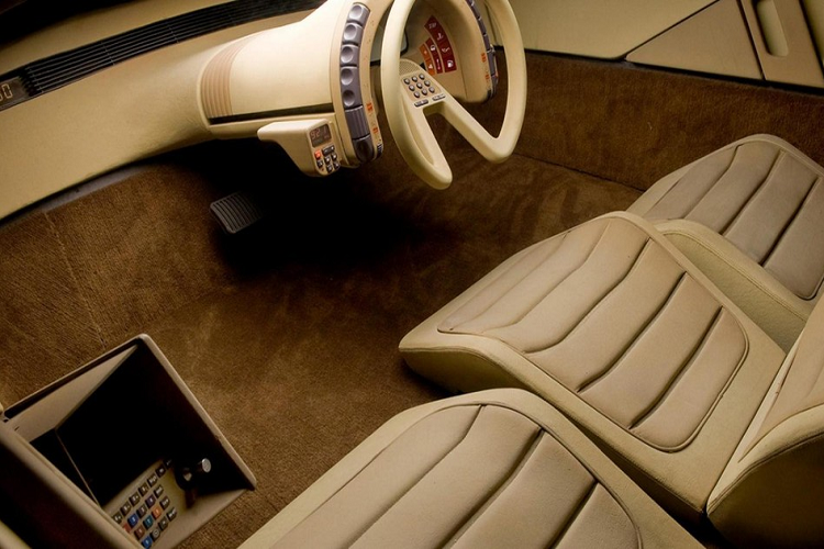 Không gian cabin xe có tổng cộng 3 ghế ngồi, với ghế ngồi lái ở vị trí chính giữa và hai ghế hành khách nhỏ hơn ở mỗi bên. Một số gã trai chơi bời thời đó có trêu chọc rằng người Pháp chế tạo ra Karin như thế để vợ ngồi một bên và “bồ” ngồi một bên. Mặt táp lô xe trông trống trải, bởi toàn bộ nút bấm cần thiết được xếp gọn vào vị trí vô lăng. Karin có rất nhiều nút bấm – nút bấm cho cả những tính năng mà chắc đến giờ còn chưa được phát minh.