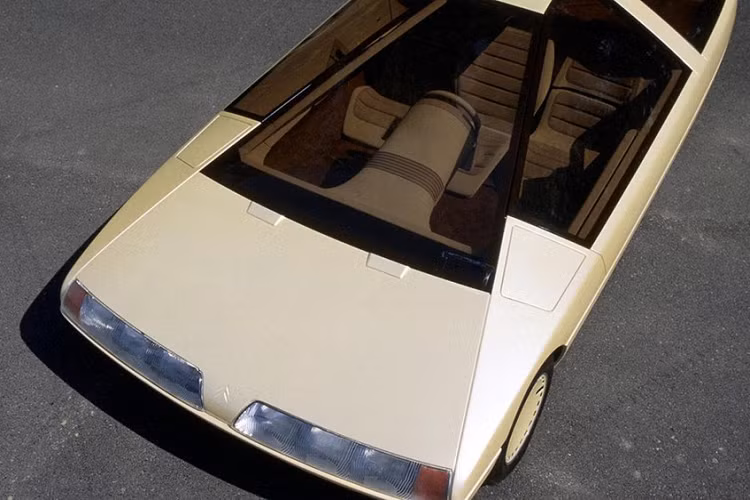 Vào cuối năm ngoái, Tesla đã trở thành tâm điểm của thế giới ôtô khi ra mắt xe bán tải điện Cybertruck với một thiết kế “xấu lạ”. Trên thực tế, thiết kế khác thường của Cybertruck vẫn chưa là gì nếu so sánh với một số mẫu xe concept của người Pháp, và cụ thể là chiếc Citroen Karin cổ điển ra mắt trong năm 1980 ở đây.
