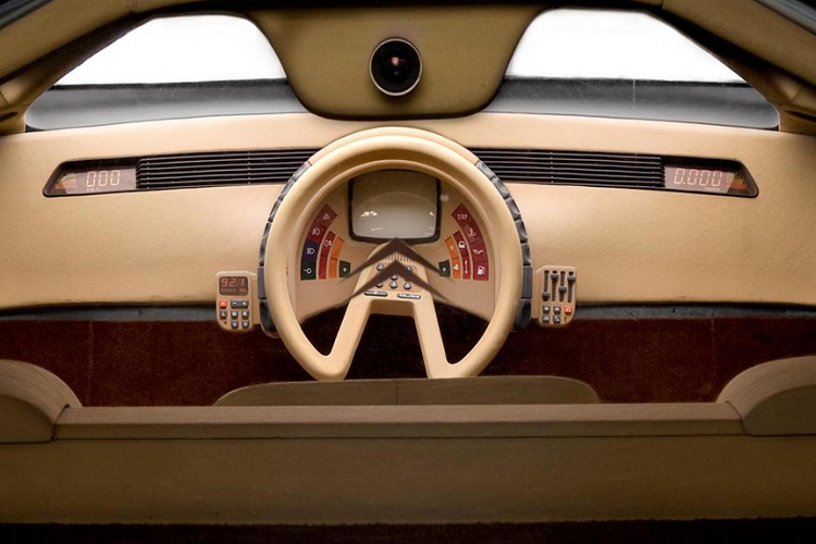 Nhìn từ những hình ảnh ở đây, chúng ta thấy Citroen Karin có một phần nóc rất nhỏ. Thậm chí, nóc xe Karin có thể là nhỏ nhất trong lịch sử ô tô, khi nó chỉ mang kích thước như một tờ giấy A3. Bù lại, chiếc xe có những cửa kính to khổng lồ, khiến nó trông giống như một nhà kính lắp bánh xe vậy.