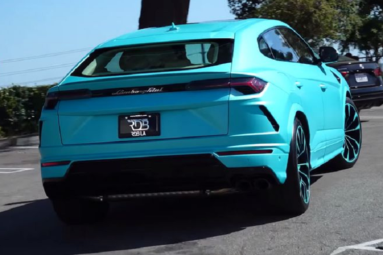 Sau khi sơn, RDB đã phủ một lớp satin bóng cho Lamborghini Urus màu mới, khiến nó càng trở nên nổi bật.