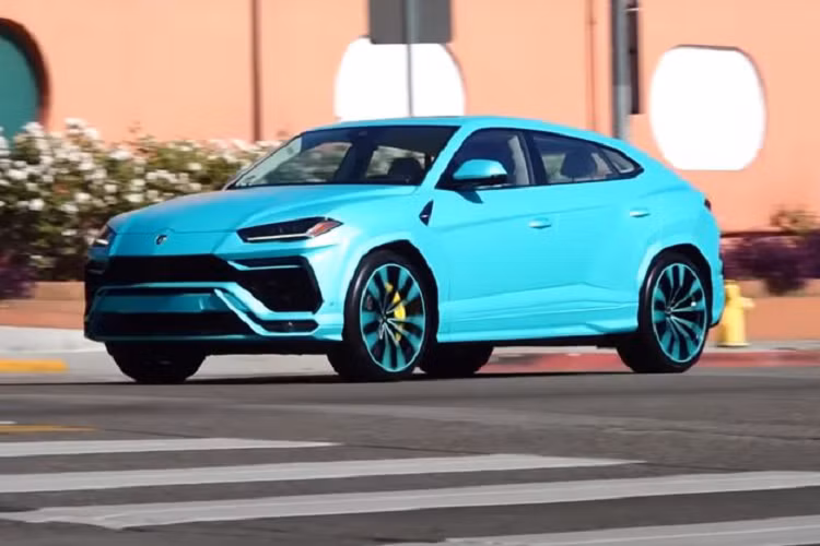 Sieu SUV Lamborghini Urus “loe loet” trong bo canh mau xanh