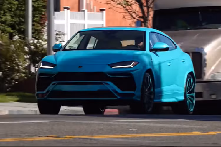 Sau sự ra mắt của Urus, doanh số của Lamborghini đã tăng tới 43% trong năm 2019, với tổng số 8.205 xe được bán ra. Trong đó, Urus chiếm 61% doanh số tổng, tương đương 4.962 chiếc.