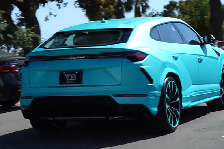 Ngoài Urus, RDB cũng đang làm việc với chiếc Rolls-Royce Cullinan và Ferrari F8 Tributo của Yo Gotti với cùng tông màu xanh ngọc như Urus.