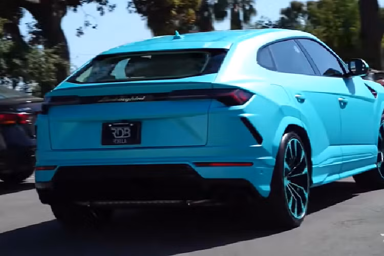 Ngoài Urus, RDB cũng đang làm việc với chiếc Rolls-Royce Cullinan và Ferrari F8 Tributo của Yo Gotti với cùng tông màu xanh ngọc như Urus.