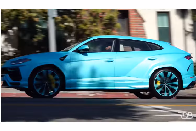 Siêu SUV vẫn sử dụng động cơ tăng áp kép V8 4.0L cho công suất 641 mã lực và mô-men xoắn cực đại 850Nm, xe có khả năng bứt tốc 0 - 100 km/h chỉ trong 3,6 giây, tốc độ tối đa ở mức 305 km/h.