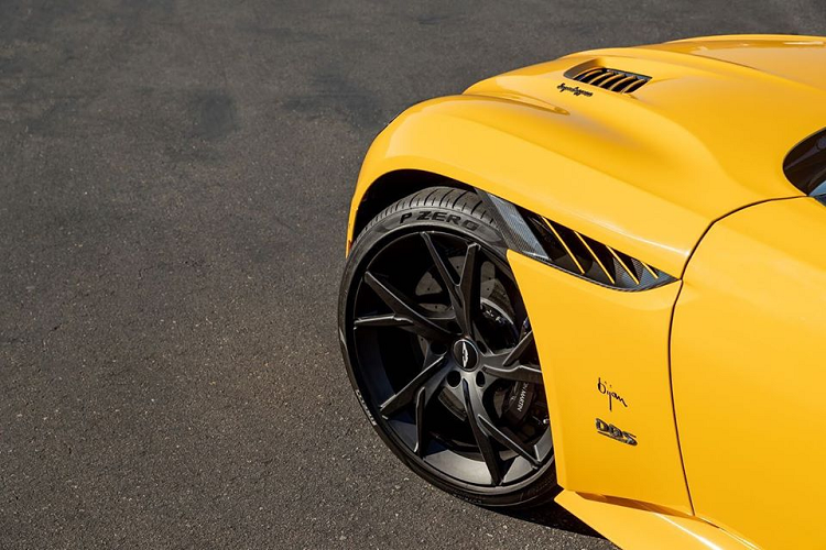 Những mẫu siêu xe, hay xe siêu sang kết hợp cùng House of Bijan đều mang trên mình sắc vàng nổi bật phối cùng với các chi tiết màu đen đã trở thành biểu tượng của thương hiệu. Đây cũng chính là phối màu tiếp tục được sử dụng trên mẫu Aston Martin DBS Superleggera Bijan Limited Edition.