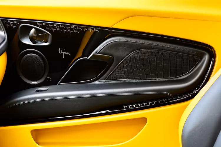 Aston Martin DBS Superleggera là chiếc xe thương mại mạnh nhất mà Aston Martin từng sản xuất. Chiếc xe được trang bị động cơ V12, dung tích 5.2 lít có thể sản sinh công suất lên tới 715 mã lực. Việc cộng tác, thiết kế và sản xuất phiên bản giới hạn Bijan được thực hiện bởi bộ phận cá nhân hóa của Aston Martin “Q by Aston Martin”.