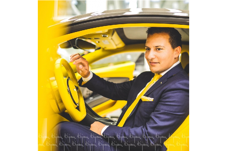 Với những người mê xe, ấn tượng về thương hiệu House of Bijan chính là những chiếc siêu xe đình đám thế giới. Ở trước cửa hàng Bijan thường xuyên có sự xuất hiện của hai mẫu xe với phối màu nổi bật, đó chính là chiếc Bugatti Veyron 16.4 Bijan Edition và Rolls-Royce Phantom Drophead Coupe Bijan Limited Edition.