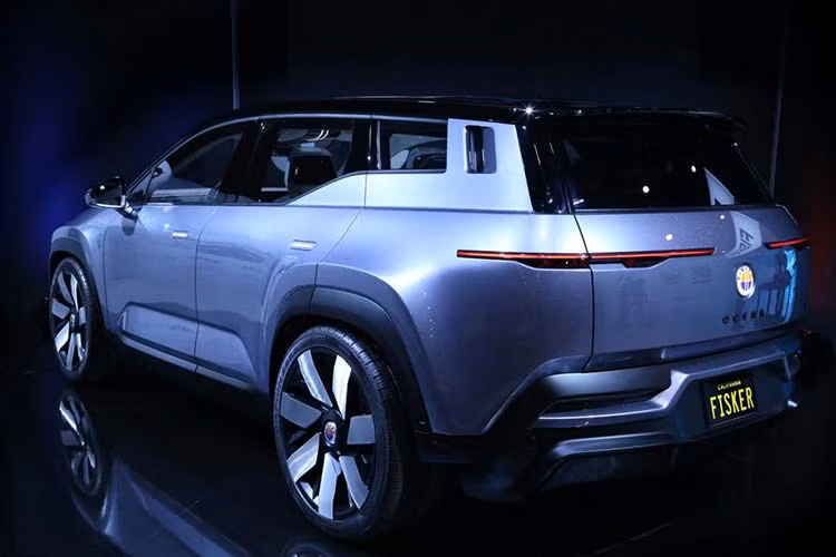 Phía sau, ô cửa sổ thứ 3 được làm nhỏ lại, đèn hậu thiết kế thanh mảnh cùng với cản va sau hầm hố. Các chi tiết tổng thể của mẫu xe SUV chạy điện Ocean đầu tiên của Fisker này giống như xe thương mại chạy xăng.