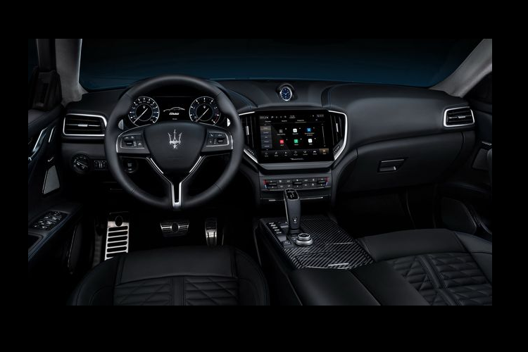 Xe được trang bị hệ thống đa phương tiện Maserati Intelligent Assistant giờ đây đã có đồ họa HD mới cho màn hình trung tâm 10,1 inch (trước đó là loại 8,4 inch). Ngoài ra, xe cũng có một cụm đồng hồ đo mới với đồ họa cập nhật.