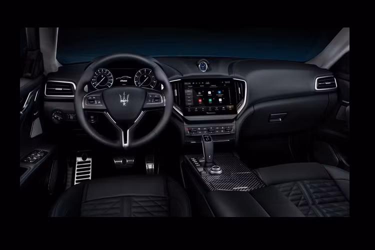 Xe được trang bị hệ thống đa phương tiện Maserati Intelligent Assistant giờ đây đã có đồ họa HD mới cho màn hình trung tâm 10,1 inch (trước đó là loại 8,4 inch). Ngoài ra, xe cũng có một cụm đồng hồ đo mới với đồ họa cập nhật.