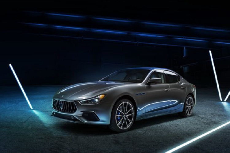 Nhờ đó, Maserati Ghibli Hybrid 2021 mới có thể tăng tốc từ 0 - 100 km/h trong 5,7 giây, trước khi đạt tốc độ tối đa 255 km/h. Xe nặng hơn 80kg so với những chiếc Ghibli chạy bằng dầu diesel.