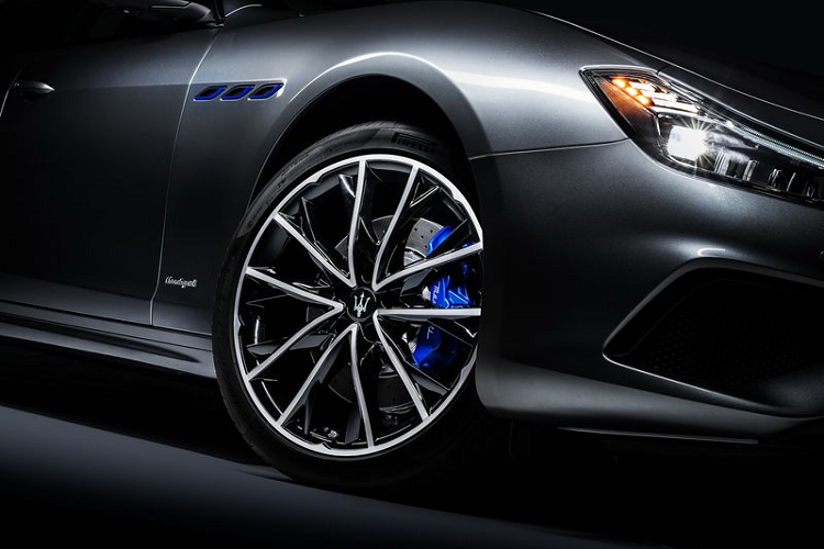 Đối với thiết kế, tất cả Maserati Ghibli Hybrid đều có những chi tiết màu xanh Blue như để nhận dạng rằng đây là xe có công nghệ hybrid. Cụ thể, màu xanh Blue được tìm thấy trên ba lỗ thông khí ở vòm bánh trước, các kẹp phanh, logo "cây đinh ba" ở phía cột sau và những đường chỉ trên ghế ngồi, logo Maserati ở các tựa đầu ghế.
