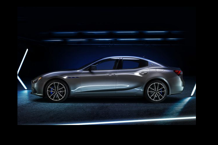 Ghibli Hybrid là một chiếc xe hybrid, nhưng dù sao nó vẫn là một chiếc Maserati, vì vậy, chiếc xe vẫn sở hữu hệ thống ống xả được tối ưu hóa với bộ cộng hưởng được thiết kế đặc biệt, hứa hẹn sẽ đem đến những màn biểu diễn âm thanh thú vị. Về hiệu quả nhiên liệu, Ghibli Hybrid tự hào với mức tiêu thụ trung bình chỉ 8,5 - 9,6 lít / 100km.