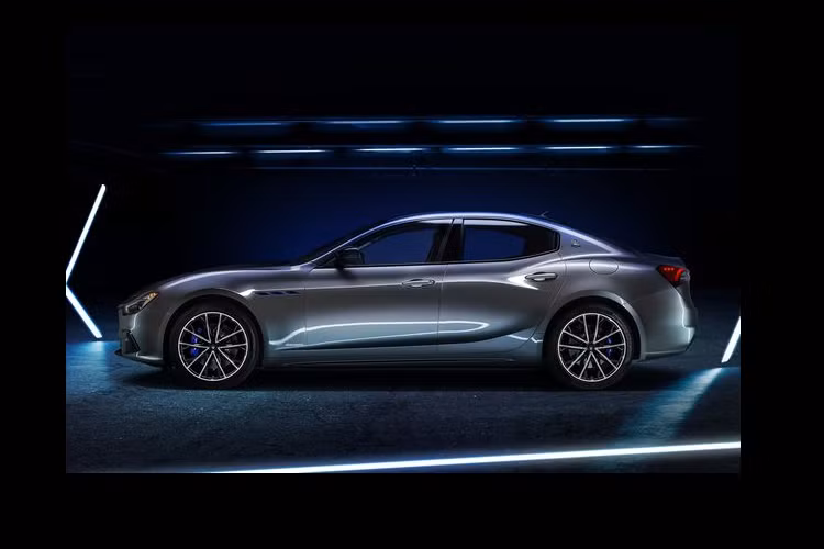 Ghibli Hybrid là một chiếc xe hybrid, nhưng dù sao nó vẫn là một chiếc Maserati, vì vậy, chiếc xe vẫn sở hữu hệ thống ống xả được tối ưu hóa với bộ cộng hưởng được thiết kế đặc biệt, hứa hẹn sẽ đem đến những màn biểu diễn âm thanh thú vị. Về hiệu quả nhiên liệu, Ghibli Hybrid tự hào với mức tiêu thụ trung bình chỉ 8,5 - 9,6 lít / 100km.