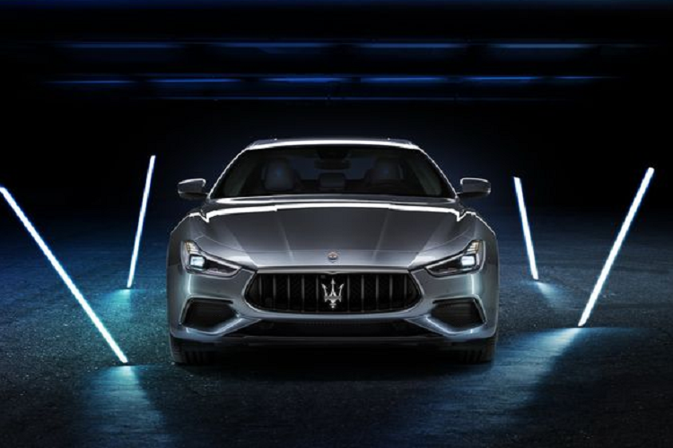 Hệ thống hybrid của Ghibli Hybrid bao gồm một bộ siêu nạp điện (e-Booster) bổ sung được hỗ trợ bởi một gói pin (gắn ở phía sau xe). Đây là một giải pháp độc đáo cho phân khúc này và được cho là sẽ mmag lại sự cân bằng hoàn hảo giữa hiệu suất, hiệu quả nhiên liệu và niềm vui lái xe.