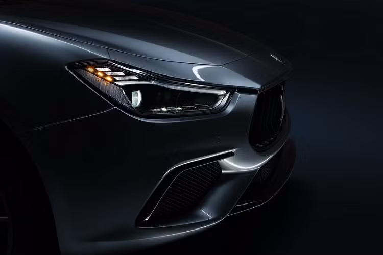 Giá xe Maserati Ghibli Hybrid mới chưa được công bố, đây chỉ là bước đầu tiên trong kế hoạch điện hóa tất car các mẫu Maserati hoàn toàn mới. Trong tương lai, Maserati sẽ cung cấp những mẫu xe chạy điện hoàn toàn đầu tiên là GranTurismo và GranCabrio mới - được thiết lập ra mắt vào năm 2021.