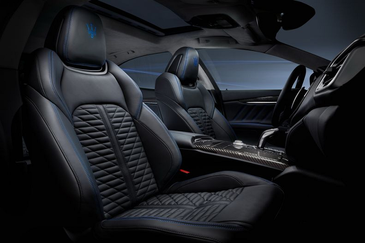 Về công nghệ, Maserati Ghibli Hybrid chính là mẫu xe đầu tiên được giới thiệu hệ thống kết nối Maserati Connect mới, cho phép trao đổi thông tin liên tục cũng như cập nhật phần mềm online.