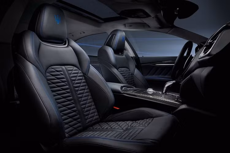 Về công nghệ, Maserati Ghibli Hybrid chính là mẫu xe đầu tiên được giới thiệu hệ thống kết nối Maserati Connect mới, cho phép trao đổi thông tin liên tục cũng như cập nhật phần mềm online.