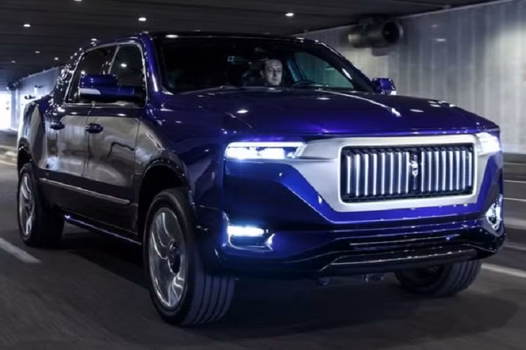 Ngoài ra, siêu limousine Aznom Palladium có các miếng ốp thân xe bằng nhựa, những điểm nhấn mạ crôm, các chắn bùn phía sau phồng lên trông thật cơ bắp, cùng với phần nắp ca-pô và mái làm từ sợi carbon, các bộ cản làm bằng vật liệu tổng hợp và một vài chi tiết bằng nhôm nhằm giảm bớt trọng lượng xe.