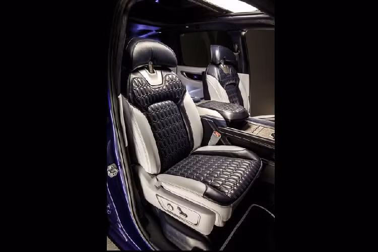 Bánh trước được đi kèm với bộ kẹp phanh 6 pít-tông gắn vào đĩa thông gió 408 mm còn bánh sau nhận hỗ trợ từ kẹp 4 pít-tông và đĩa phanh 380 mm. Về nội thất, Aznom Palladium 2021 gây ấn tượng với hàng ghế sau được thiết kế trông như "ngai vàng". Đó là một băng ghế dài được da Foglizzo cao cấp và êm ái kết hợp cùng những trang trí bằng gỗ đầy phong cách. Hai bên ghế có tích hợp các ngăn kéo đựng rượu. Da bò đắt đỏ cũng được dùng để lót trần xe.